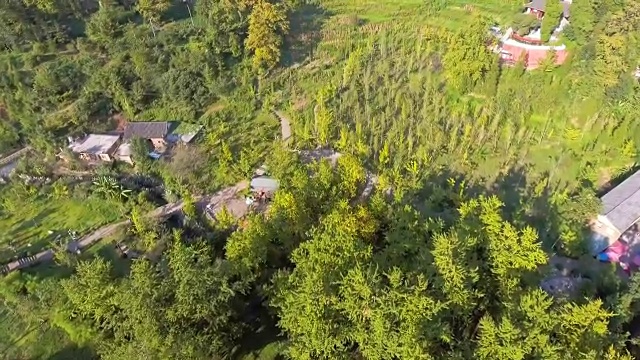 中国贵州省山谷中的五彩中国村。航拍视频视频素材