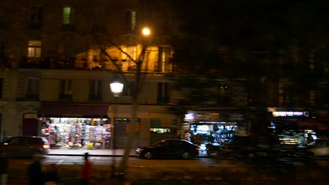法国夜间照明巴黎双层巴士乘坐交通街道全景4k视频素材