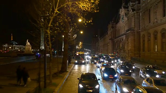 法国夜间照明巴黎双层巴士乘坐交通街道全景4k视频下载