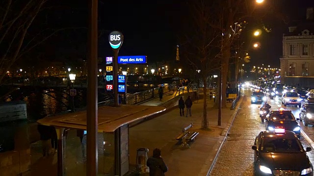 法国夜间照明巴黎双层巴士乘坐交通街道沿河全景4k视频素材