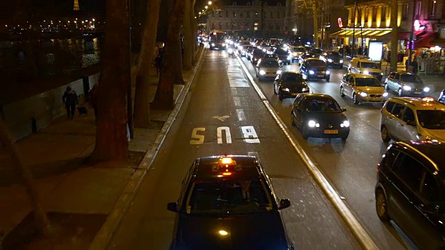 法国夜间照明巴黎双层巴士乘坐交通街道沿河全景4k视频下载
