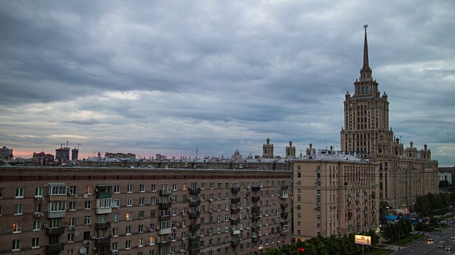 俄罗斯下雨的莫斯科库图佐夫斯基大道酒店屋顶全景4k时间推移视频下载