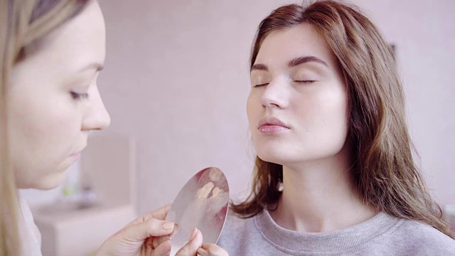 化妆师使用眼睛矫正器视频下载