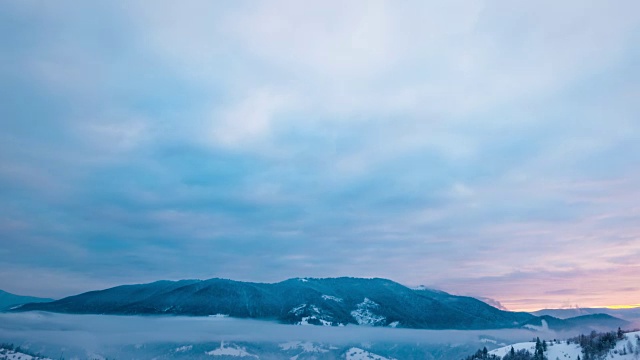 在雾日落冬季山的观点视频素材