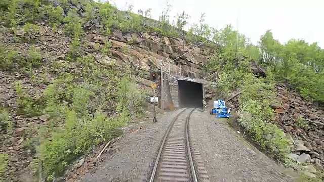 火车在隧道中行驶，瑞典拉普兰的阿比斯科国家公园视频下载
