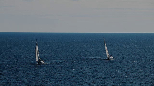 两艘帆船在美丽的亚得里亚海的地平线上视频素材