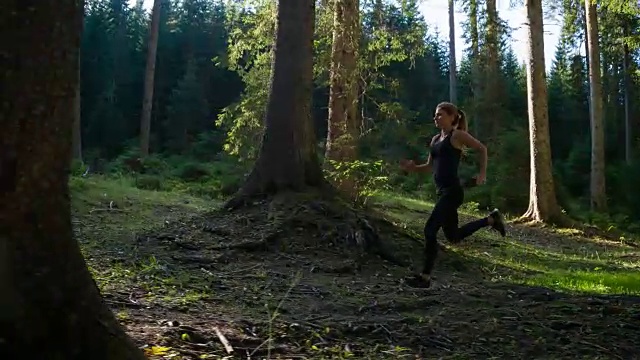 晨跑的女人视频素材