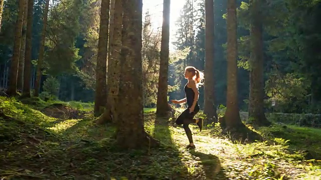 在树林里进行集中跑步训练视频素材