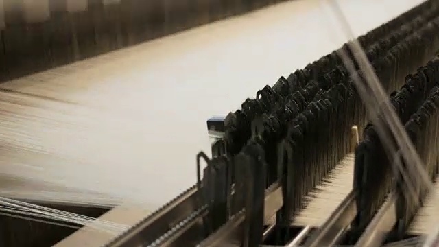织布机中织机上的线视频素材