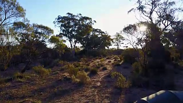 在澳大利亚内陆的荒野中露营视频素材