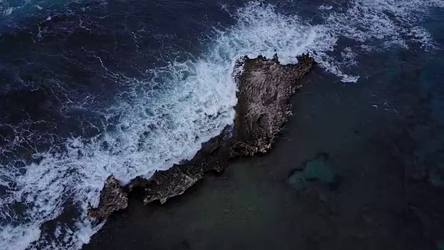 海浪撞击岩石的鸟瞰图视频素材
