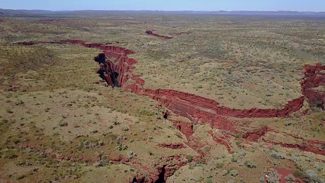 无人机飞越澳大利亚峡谷视频素材