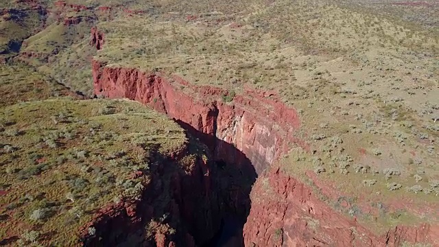 无人机飞越澳大利亚峡谷视频素材