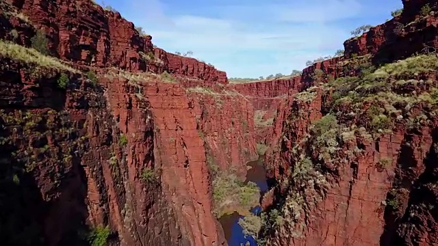 无人机在澳大利亚狭窄的峡谷中飞行视频素材