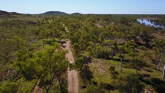 4驱车行驶在澳大利亚内陆的土路上视频素材