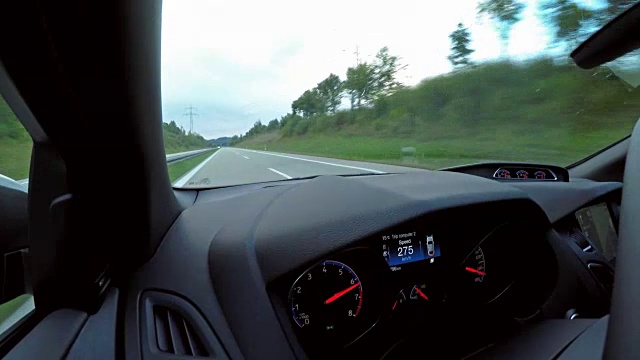 在德国高速公路上开快车，那里没有速度限制视频下载