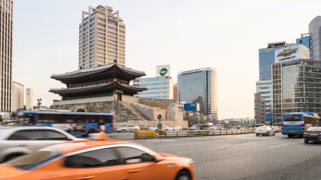 从白天到夜晚，宽阔的道路上的交通和新格里门(也叫南大门门，韩国的第一个国宝)视频素材