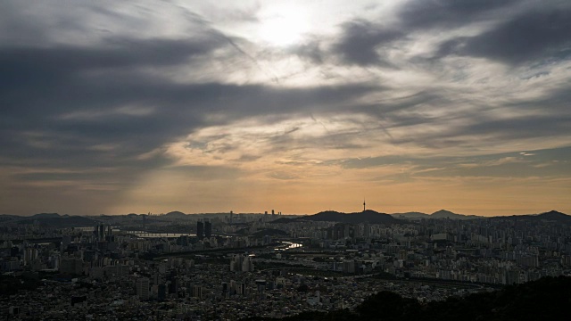 首尔的城市景观和戏剧性的天空与阳光视频素材