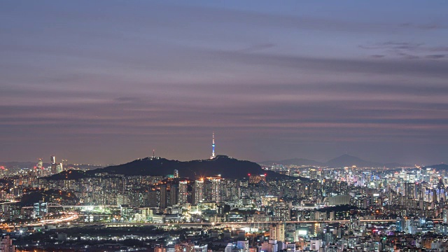日落到夜景的首尔市和北首尔塔(著名的旅游目的地)在远处视频素材