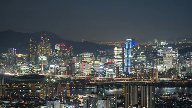 夜景，韩国世界贸易中心周围的城市景观和桥上的交通视频素材