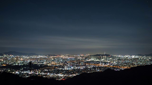 夜景，首尔市的城市景观在远处和交通在桥上移动视频素材