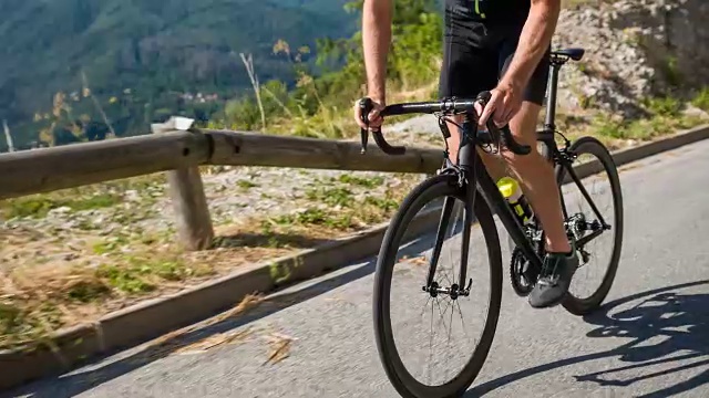 骑公路自行车上山视频素材