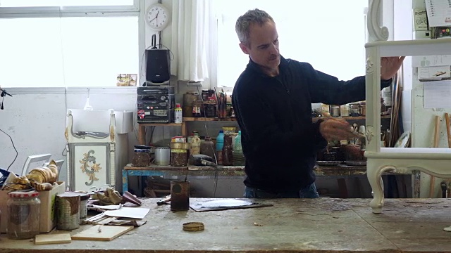 一个木匠在他的实验室工作视频下载