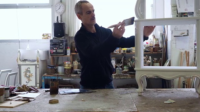 一个木匠在他的实验室工作视频下载
