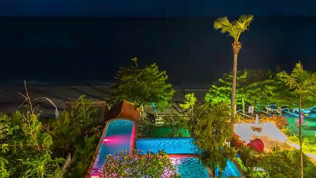 游泳池，巴厘岛夜晚的大海视频下载