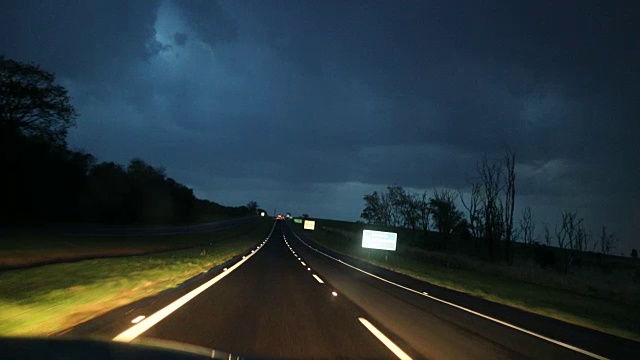在暴风雨来临的夜晚，道路行驶的视角为4K视频下载