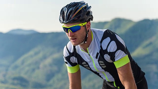 一个男性公路自行车运动员在运动训练期间的肖像视频素材