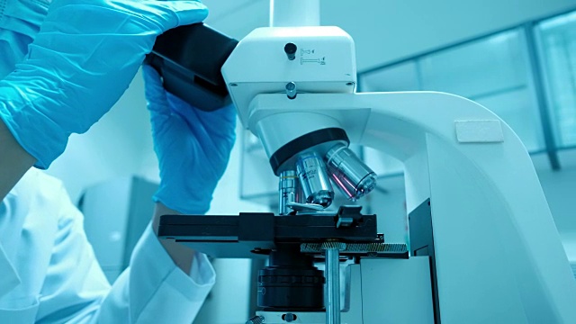 科学家正在生物实验室中使用显微镜视频素材