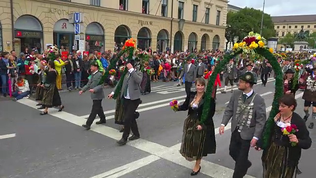 传统游行在啤酒节，慕尼黑，巴伐利亚，德国，欧洲视频素材