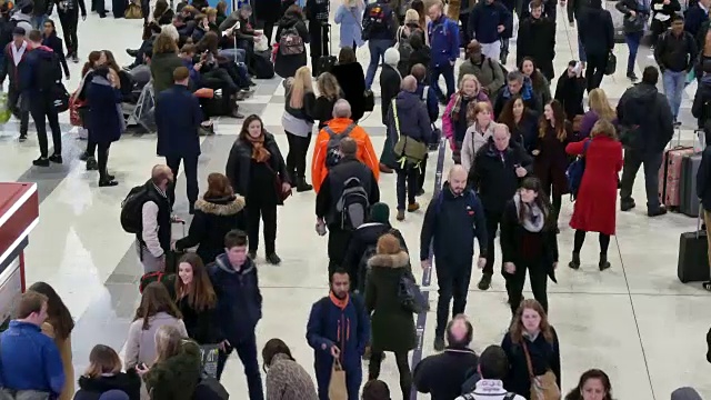 4K伦敦地铁车站，高峰期乘客，英国，英国视频素材