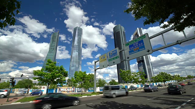 拥有四座摩天大楼的马德里商业区视频素材