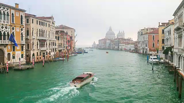 意大利威尼斯的大运河和圣玛丽亚·德·西诺教堂。视频素材