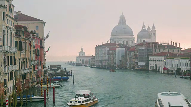意大利威尼斯的大运河和圣玛丽亚·德·西诺教堂。视频素材