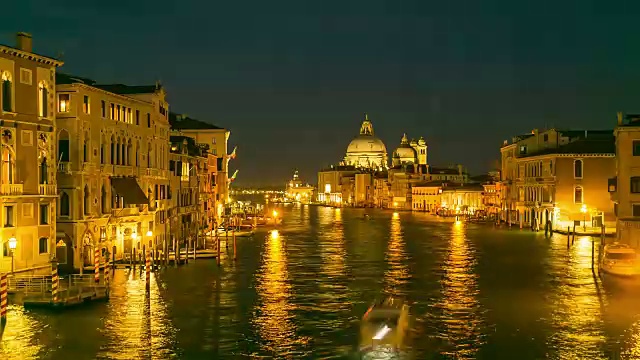 时间流逝:意大利威尼斯著名的大运河和圣玛丽亚敬礼大教堂视频素材