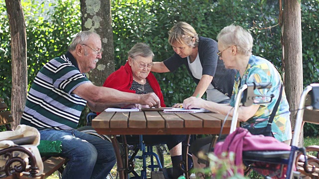 一群老年人在户外涂色视频素材