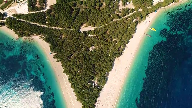 鸟瞰图上的沙滩上的布拉克岛，克罗地亚，兹拉特尼鼠视频素材