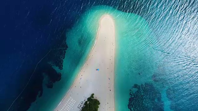 克罗地亚布拉克岛上，人们在兹拉特尼鼠上游泳和晒日光浴的鸟瞰图视频素材