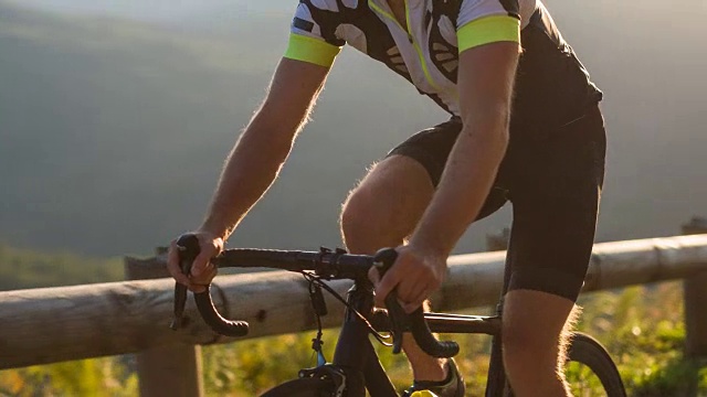 年轻男性骑公路自行车上山视频素材