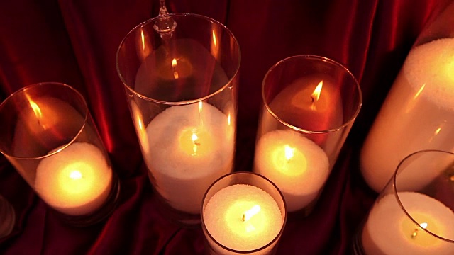 蜡烛装饰在黑色的背景上，新年，圣诞节，新年的装饰品视频素材