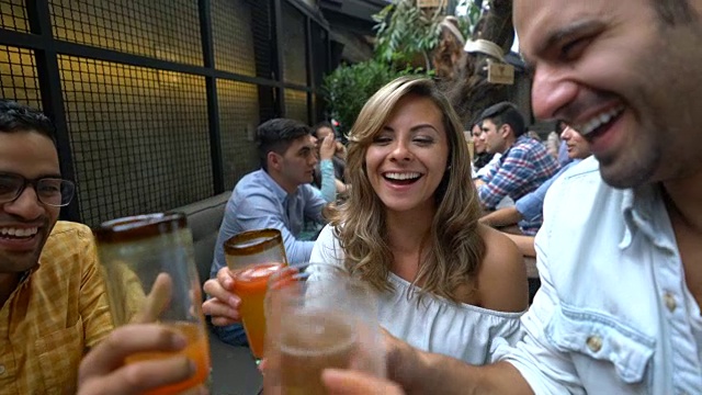 一群朋友举杯并享用鸡尾酒的慢镜头视频素材