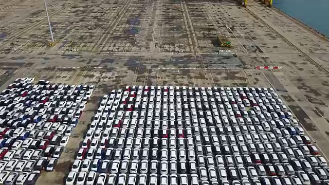 鸟瞰图，数千辆新车在港口出售视频素材