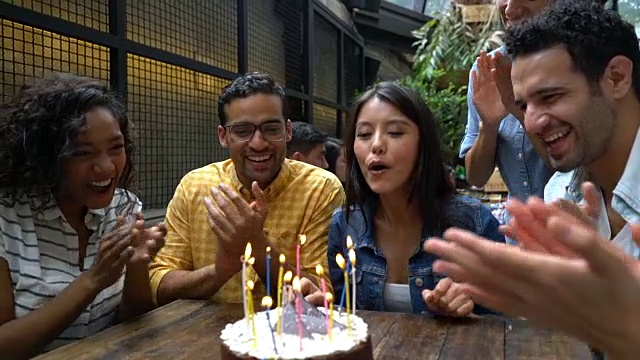 一群朋友在庆祝一位美女的生日视频素材