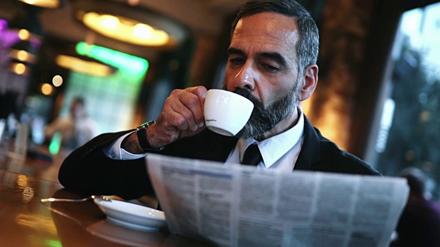 一个在酒吧喝早茶的男人视频素材