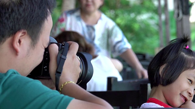 4k:男人正在给女儿拍相机视频素材