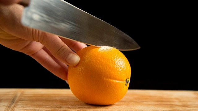 在切菜板上切橘子的特写视频下载