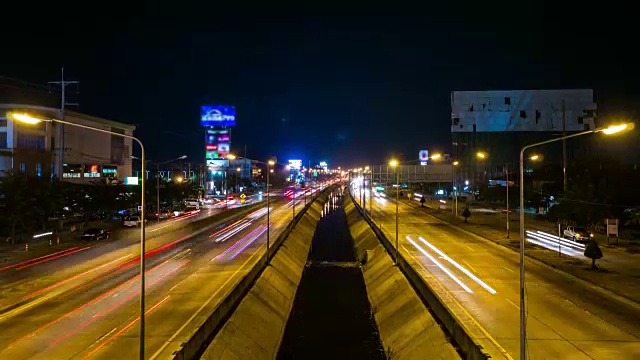 泰国城市夜间交通的延时视频。升降镜头视频素材